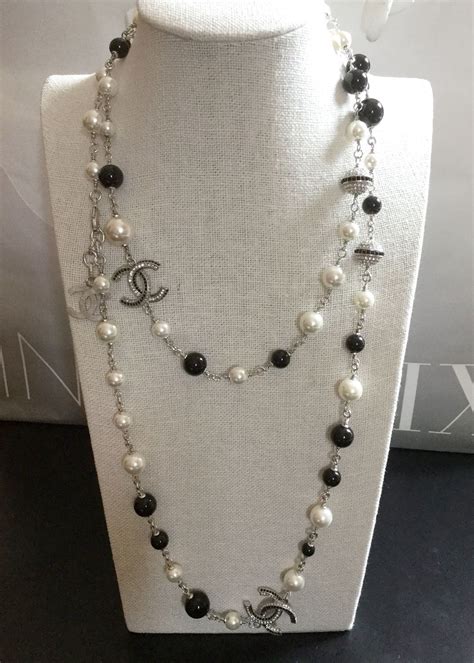 coco chanel black and white necklace